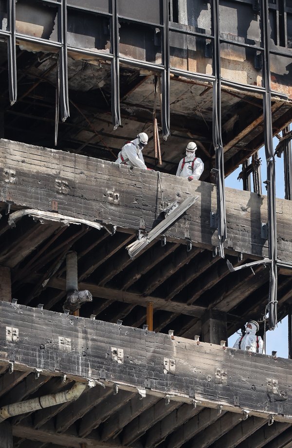 Ljudi u bijelim odijelima okupirali Vjesnik: Otišli su na kat s azbestom