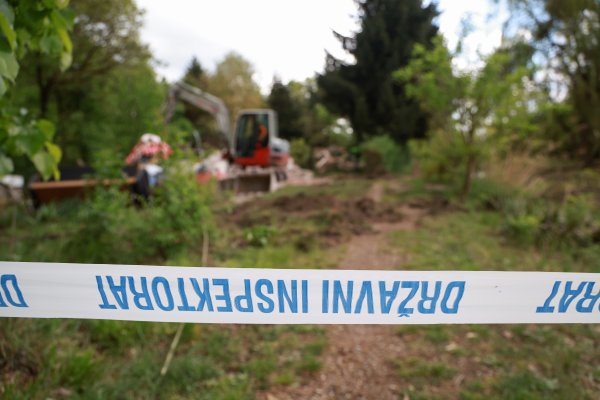 Rušenje ilegalnih objekata kod Varaždinskog jezera