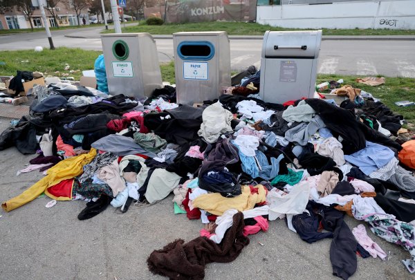 Jedan od ranijih primjera razbačenog tekstilnog otpada u Dupcu, Zagreb