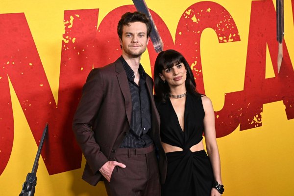 Jack Quaid i Claudia Doumit
