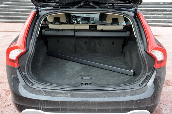 Usred noći čule neobične zvukove iz garaže: Policija otvorila prtljažnik i ostala zatečena