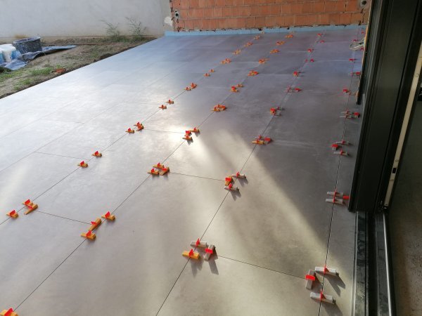 Cijena postavljanja pločica ovisi o njihovoj vrsti, dimenzijama i materijalu