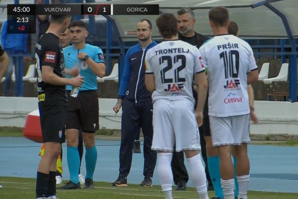 Pogledajte još jednu maratonsku VAR provjeru za penal u SHNL-u. Sudac je prvo dosudio faul u napadu...