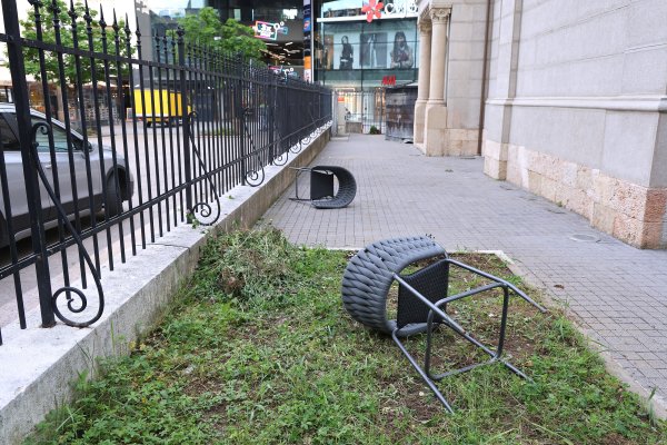 Vandalizirana ulazna vrata i dvorište pravoslavne crkve