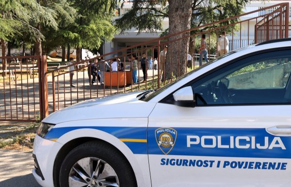 Šibenik: Na dojavu o minsko eksplozivnim sredstvima u šibenskim školama vrši se sigurnosna evakuacija učenika
