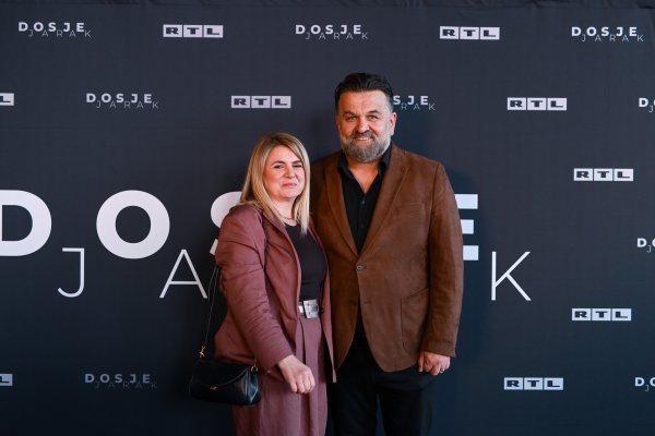 Njegova najveća podrška: Modno usklađivanje bračnog para Jarak privuklo veliku pozornost