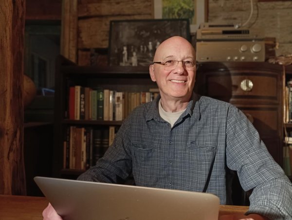 Moj otac Viktor na kraju je pisao kolumne nekim imaginarnim novinama, u stvari se obraćajući svojem psu Candyju, no u cijeloj priči on na kraju nije brodolomnik