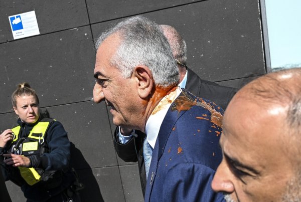 Reza Pahvlavi pogođen u leđa sokom od rajčice