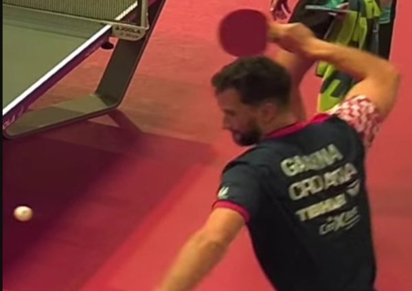 Pogledajte kako je Hrvat poludio nakon poraza: Nabio lopticu i psovao suca