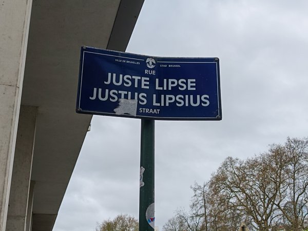 Primjer dvojezičnosti u Bruxellesu: francuski 'rue' i nizozemski 'straat'