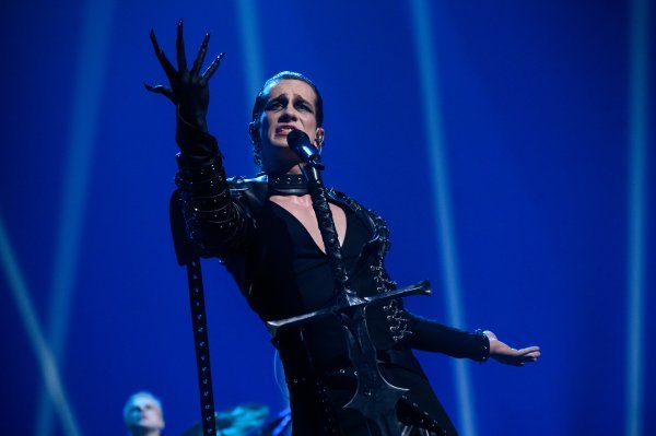 Za pjesmu 'Kraj mene' stihove je napisao Luka Aranđelović u teškom životnom razdoblju i predstavlja njegovu svojevrsnu ispovijest i osobnu terapiju