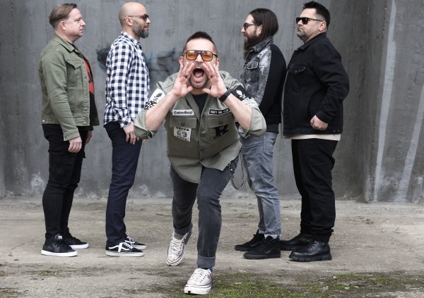 Grupa Vatra nastala je u Virovitici krajem 90-ih godina, a svoj prvi album “Između nas” objavila 1999. godine