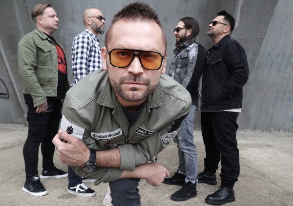 Njihova pjesma 'Tango' oborila je svojevrsni hrvatski rekord jer je na nacionalnoj top ljestvici proveo punih 26 tjedana na prvom mjestu 