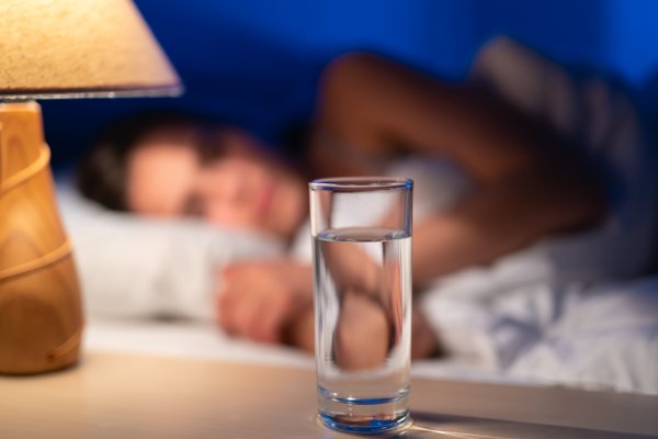 Pijenje vode prije spavanja može poremetiti vaš san, ali vas i natjerati da odlazite na toalet usred noći, što nikako nije zdravo za kvalitetu vašeg sna