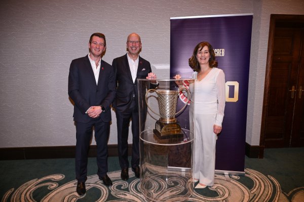 Victor Dodig sa sinom Thomason i suprugom Maureen Broe