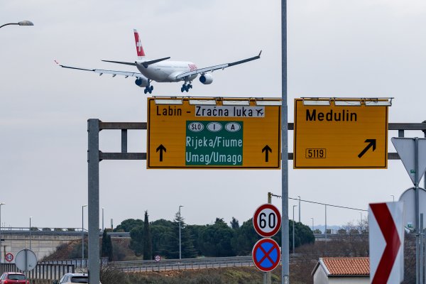 Zbog rata i blokade na Bliskom istoku cijene mlaznog goriva lete u nebo, a europski giganti već masovno otkazuju letove.