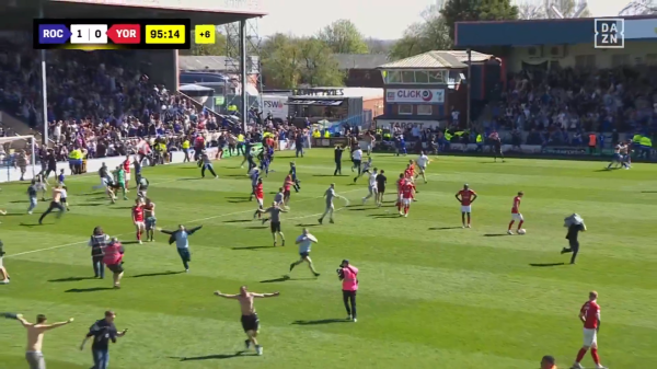 Čudesne scene u Engleskoj: Navijači utrčali na teren, a onda je gol u 103. minuti sve preokrenuo