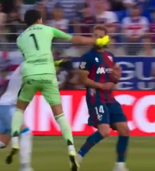 Pogledajte šokantne scene iz Španjolske! Ljutiti golman šakom u glavu 'složio' suparnika