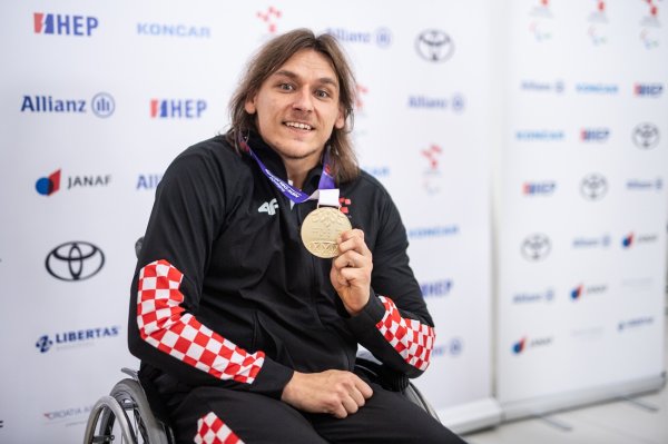 Gotovo cijeli život bori se s distonijom, ali ne posustaje i skuplja medalje: Upoznajte Denija Černija