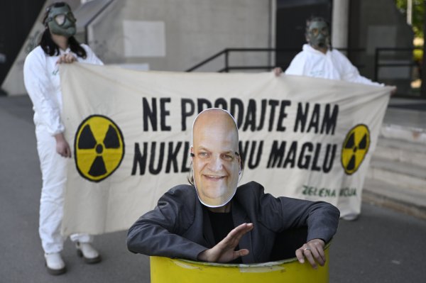 FOTO Zelena akcija protiv nuklearki: Pred ministarstvo donijeli Šušnjara u bačvi