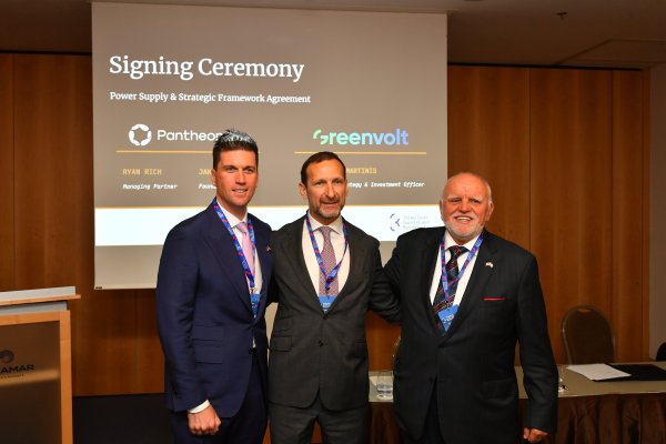 Rich, Martinis i Andabaka uoči potpisivanja ugovora