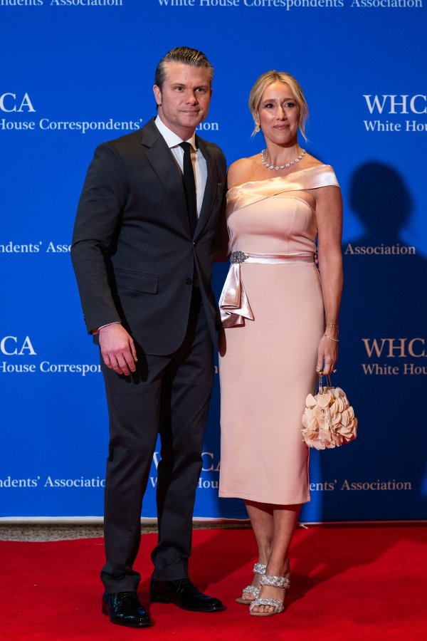 Neočekivana tema: Haljina supruge ministra Petea Hegsetha pokrenula lavinu komentara