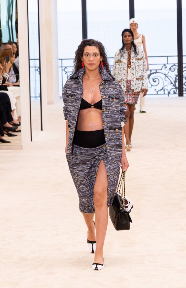 Povijesni trenutak na reviji Chanela: Trudnica prošetala modnom pistom i postala viralni hit