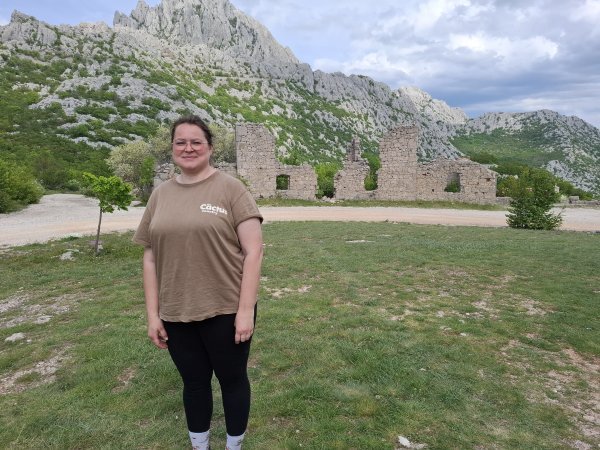 Maja Matušin, ispred zgrade nekadašnje carinarnice i mjesta na kojem su se preprezali konji za diližanse