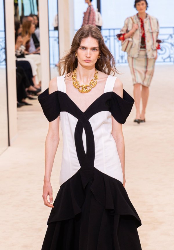 Ovo morate vidjeti: Chanel predstavio bizarne cipele bez potplata i izazvao lavinu kritika