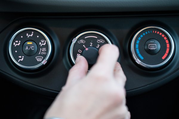 Ovaj gumb u autu može biti opasan: Evo zašto ga ne smijete držati uključenim predugo