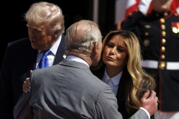 Kralj Charles i Melania Trump u trenutku bliskog pozdrava