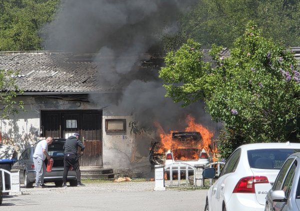 Zapalio se auto kod park-šume Dotrščina u Zagrebu