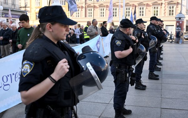 Kordon policije razdvaja dvije skupine na zagrebačkom trgu: Stigli molitelji i prosvjednici