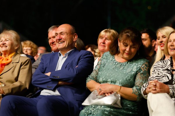 Najdirljiviji prizor večeri: Alan Ungar iz prvog reda gleda kako njegova majka Tereza osvaja Split