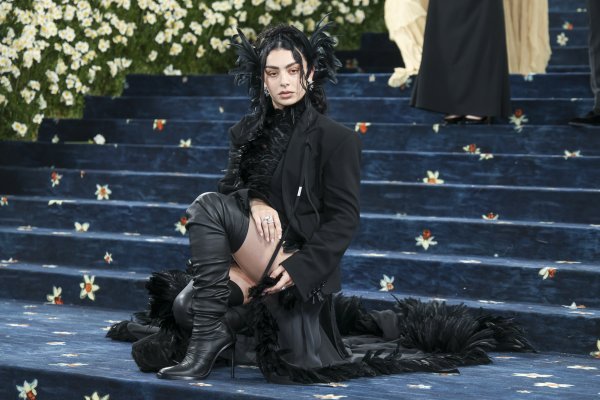 Charli XCX na prošlogodišnjoj Met Gali