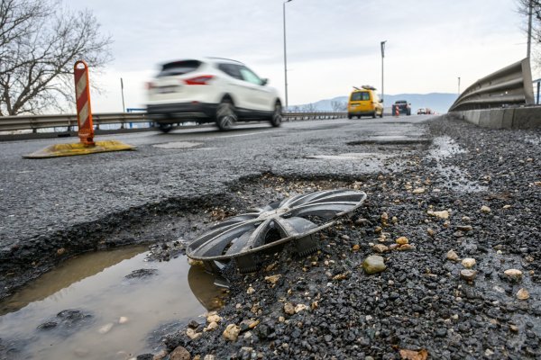 Rupa na cesti može oštetiti auto više nego mislite: Obratite pažnju na ove znakove