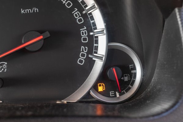 Vozite na rezervi? To može oštetiti motor više nego mislite