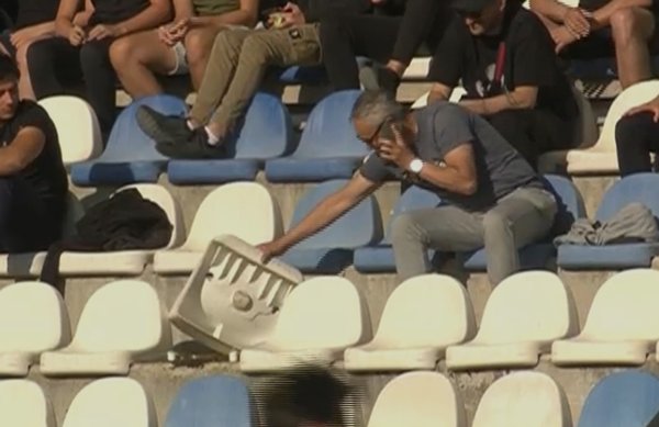 Bizarne scene u Prvoj NL: Pogledajte kako je igrač Dugopolja slomio stolicu na tribini