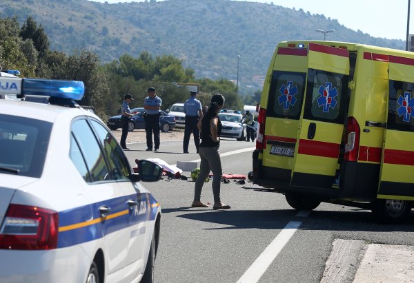 Prometna nesreća kod Trogira: Dvoje ozlijeđenih, cesta zatvorena