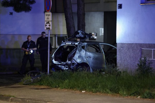 Automobil se zabio u stupiće kraj Vjesnika i izgorio