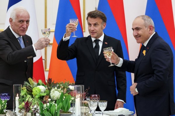 Armenski predsjednik Vahagn Kačaturjan, Emmanuel Macron i armenski premijer Nikol Pašinjan