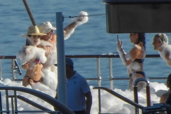 Jeff Bezos i Lauren Sanchez  imali su na jahti pjena party uoči vjenčanja