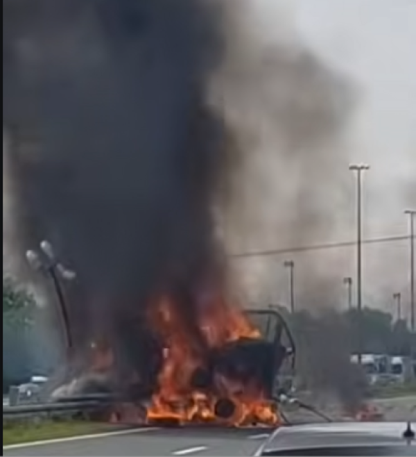 Užas na A3: Kamion se zapalio i udario u dalekovod, vozač stradao?