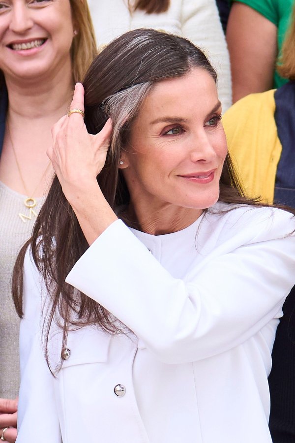 Kraljica Letizia pokazala sijede pramenove i održala lekciju iz elegancije