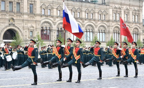 Državna zastava na čelu parade povodom Dana pobjede
