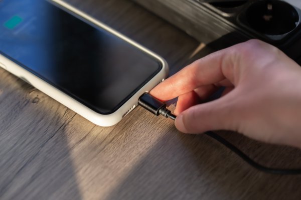 Ponovno vam je pukao kabel za punjenje mobitela? Evo kako to izbjeći
