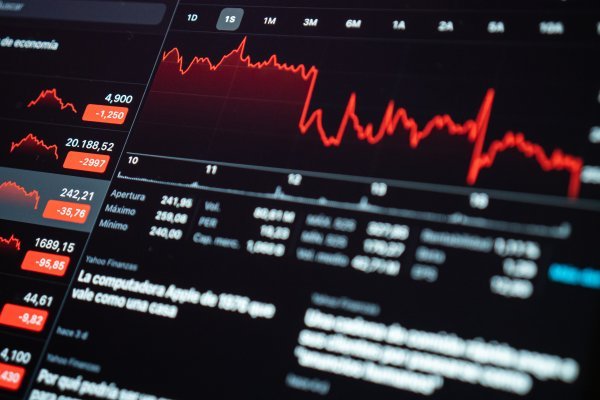 Svjetski dug snažno raste, investitori oprezniji prema američkim obveznicam