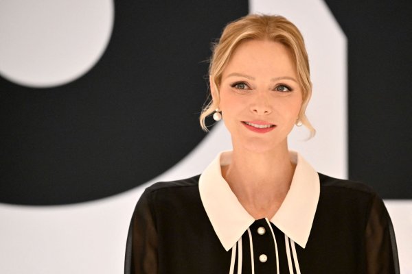 Princeza Charlene u bluzi koja podiže svaku kombinaciju s crnim hlačama, ali i pegla struk