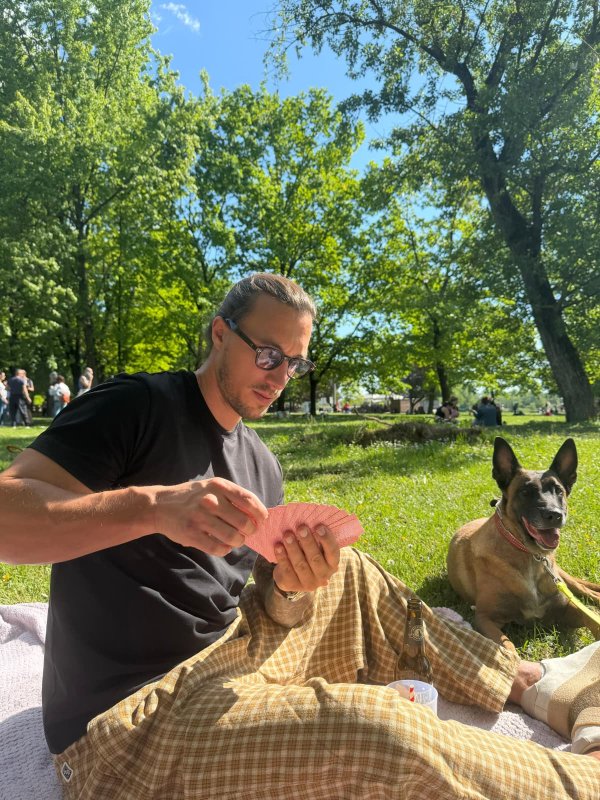 Roko Bačelić ima 33 godine i dolazi iz Šibenika, a po zanimanju je instruktor vožnje (radio je i kao konobar)