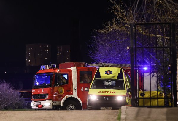 Ako se ovaj znak upali, odmah stanite i izađite iz auta